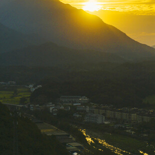 夕阳下的山村美景
