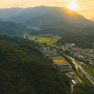 山间村落的壮丽日落景观