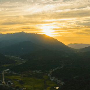 山间日落美景
