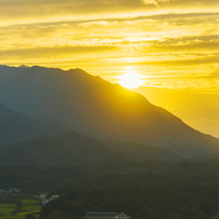 山间壮丽日落美景