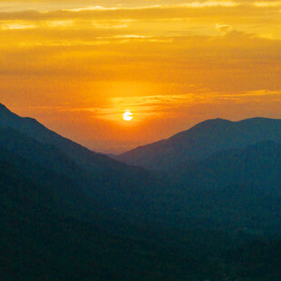 山间日落美景