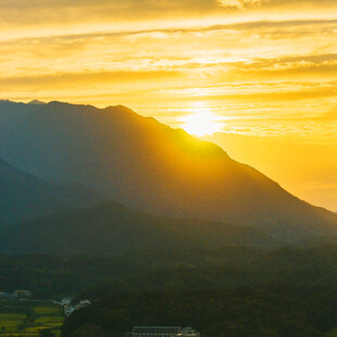 山间日出美景