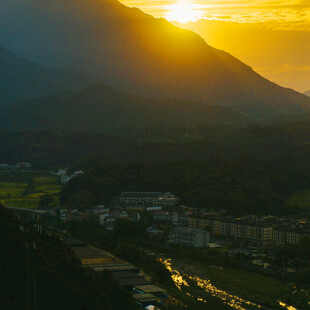 夕阳下的山间村落美景