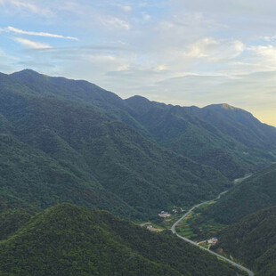 山峦叠翠间的蜿蜒公路