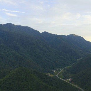 山峦叠翠间的蜿蜒小路