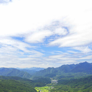 青山云海间的壮美风光