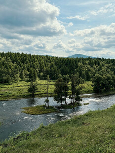 秋日湖畔山林美景