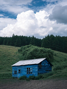 山野间的蓝色小屋