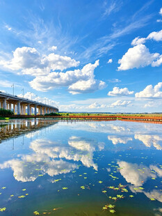 晴空湖面桥梁倒影美景