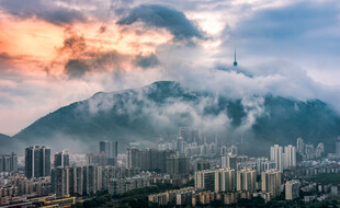 云雾缭绕中的城市与山峦