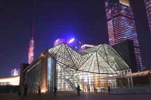 城市夜景中的独特玻璃建筑