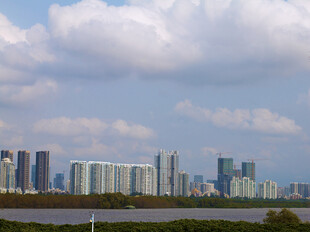 城市天际线与蓝天白云景观