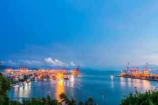 海港夜景璀璨灯火映碧波
