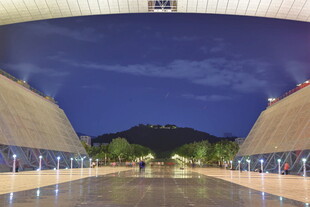 夜晚广场的独特建筑景观
