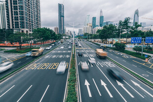城市道路上的繁忙车流