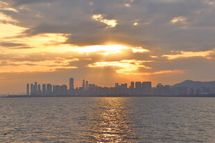 海滨城市日落美景