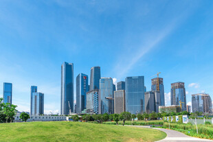城市天际线与绿地景观