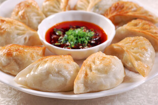 美味煎饺配特色蘸料