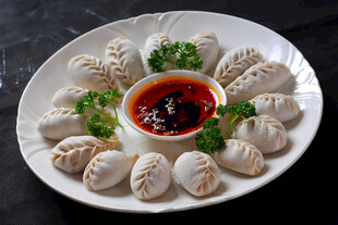 美味饺子配蘸料