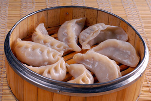竹制蒸笼里的美味饺子
