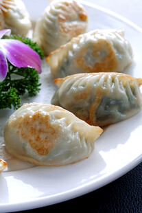 美味煎饺摆放在精致盘中