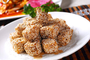 香酥芝麻丸子摆盘中