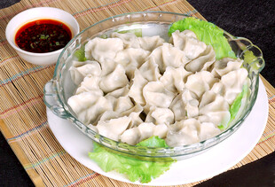 透明盘中的美味饺子
