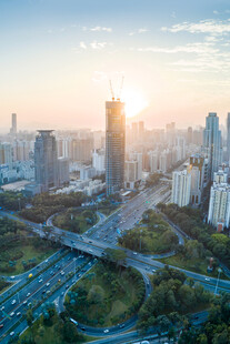 城市日出下的交通与建筑景观