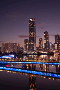 城市夜景璀璨灯光映照水面