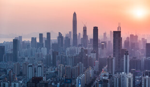 夕阳下的繁华都市天际线