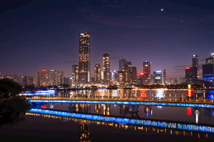 城市璀璨夜景河畔风光