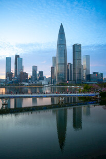 城市天际线与水中倒影美景