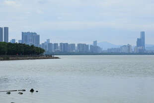 湖畔城市风光宁静美好