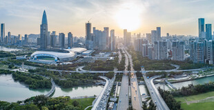 城市河畔桥梁日落美景