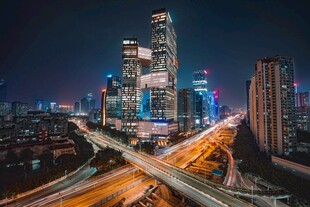 城市夜景中的繁华交通枢纽