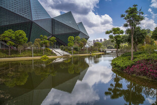 现代建筑旁的宁静水景