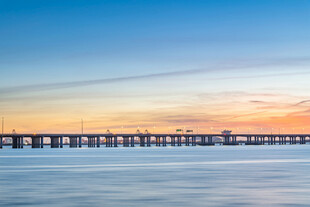 夕阳下的跨海大桥美景