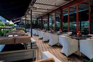 户外露台餐厅优雅景致
