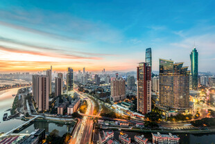 城市天际线的绚丽黄昏景色