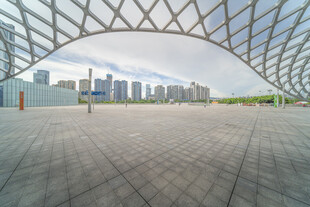 现代建筑下的开阔广场景观