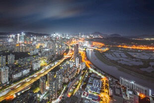 城市璀璨夜景俯瞰图