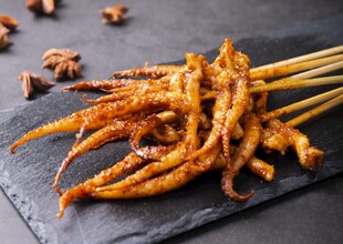 美味香辣鱿鱼须串串