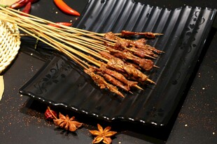 美味烤串诱人香料相伴
