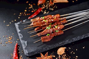 美味烤肉串诱人香气四溢