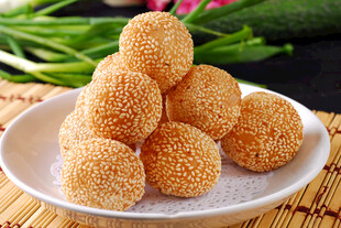 美味芝麻球堆叠在盘中