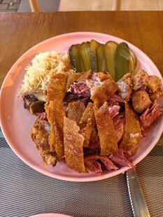 烤肉配酸黄瓜