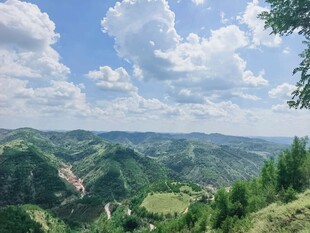 青山蓝天白云山野风光