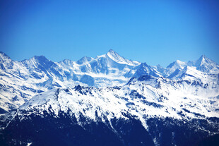蓝天下的雪山群峰