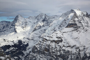 雪山群峰壮丽风光