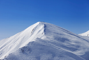 蓝天下的雪山风光